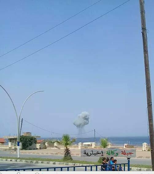 Máy bay chiến đấu Nga rơi ở Syria, 2 người thiệt mạng - 2
Khói bốc lên từ hiện trường vụ rơi máy bay trên Địa Trung Hải (Ảnh: Twitter)