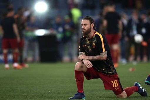 AS Roma 4-2 Liverpool: Sự trỗi dậy muộn màng - 15
De Rossi khởi động trước trận bán kết lượt về