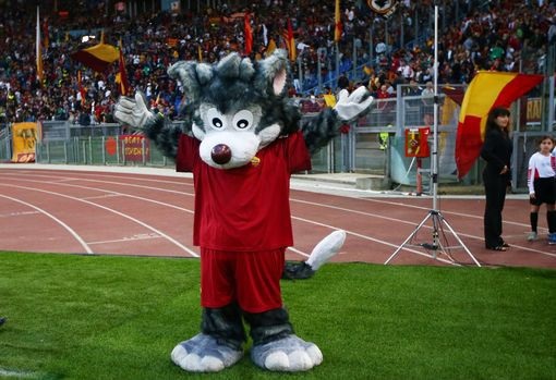 AS Roma 4-2 Liverpool: Sự trỗi dậy muộn màng - 17
Linh vật của Roma đón chào trận đấu