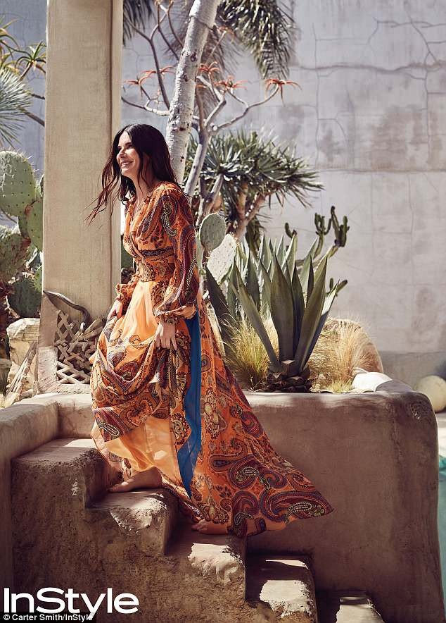 Sandra Bullock tiết lộ từng bị xâm hại lúc 16 tuổi - 2
Ngôi sao nổi tiếng hạnh phúc với cuộc sống giản đơn bên hai đứa con nuôi và bạn trai.