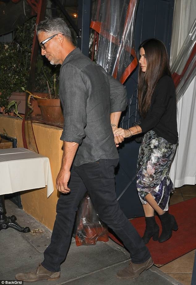 Sandra Bullock tiết lộ từng bị xâm hại lúc 16 tuổi - 4
Sandra Bullock hạnh phúc bên bạn trai hiện tại, Bryan Randall.
