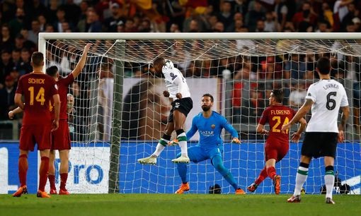 AS Roma 4-2 Liverpool: Sự trỗi dậy muộn màng - 7
Wijnaldum đánh đầu tung lưới của Roma ở phút 26