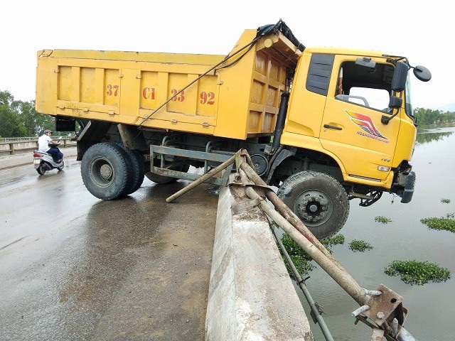 Xe ben "đung đưa" trên thành cầu, chực lao xuống sông - 1 Chiếc xe đâm gãy lan can cầu, suýt lao xuống sông