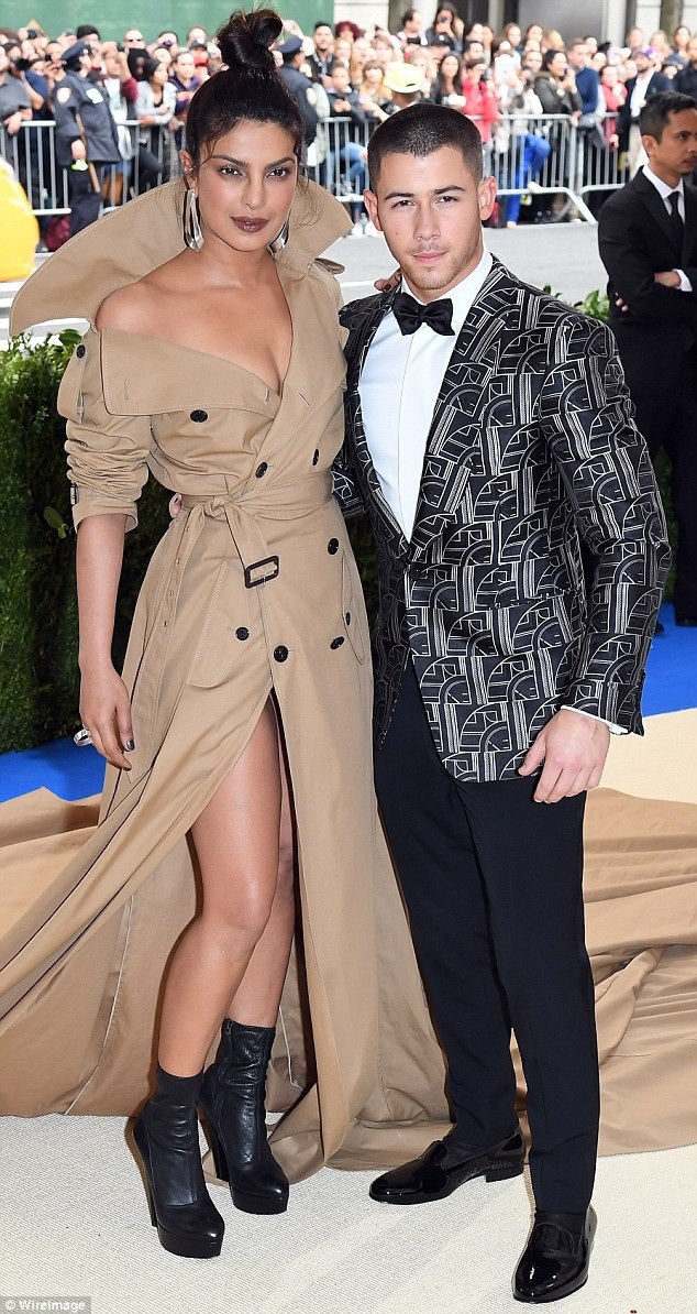 Hoa hậu thế giới bị nghi hẹn hò Nick Jonas - 1
Tờ Us Weekly vừa bất ngờ đưa tin, ca sỹ Nick Jonas và nữ diễn viên hơn 10 tuổi Priyanka Chopra đang bí mật hẹn hò. Trong ảnh họ cùng nhau dự MET gala năm ngoái