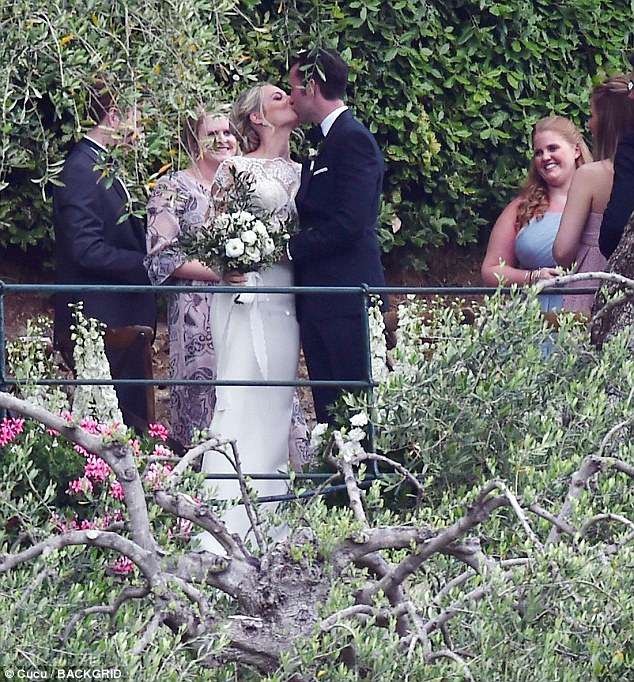Sao phim Harry Potter đã kết hôn - 1
Matthew Lewis, 29 tuổi đã kết hôn với bạn gái Angela Jones tại Ý ngày 29/5 vừa qua