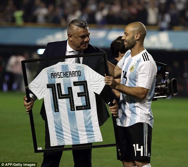 
Mascherano san bằng thành tích 143 trận đấu cho đội tuyển Argentina của Javier Zanetti
