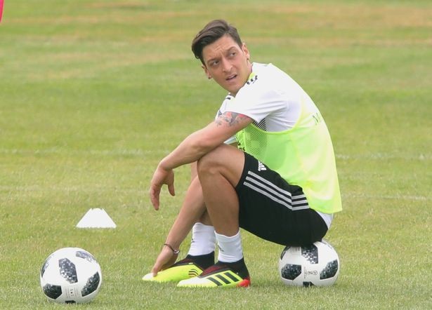 Hai ngôi sao đội tuyển Đức suýt choảng nhau trên sân tập - 8 Mesut Ozil muốn bỏ lại sau lưng bộ mặt thất vọng ở Arsenal để chuẩn bị cho World Cup 2018