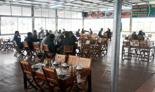 Nhà hàng nằm “lọt thỏm” dưới đường lưới điện cao thế, lấn chiếm hành lang bảo vệ đê điều! - 6 Hằng ngày có hàng trăm thực khách đến đây ăn uống... Nhưng họ đâu biết rằng, nhà hàng này đang vi phạm hành lang an toàn lưới điện quốc gia.