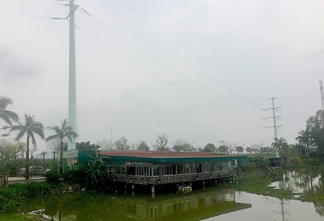 Nhà hàng nằm “lọt thỏm” dưới đường lưới điện cao thế, lấn chiếm hành lang bảo vệ đê điều! - 5 Nhà hàng này đã được xây dựng và đi vào hoạt động nhiều năm nay bất chấp những nguy hiểm khi vi phạm hành lang an toàn lưới điện.