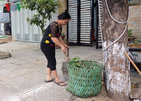 Cụ ông 68 tuổi tận dụng phế liệu đan sọt rác thân thiện môi trường - 2 Người dân ở khu phố Hà Mục ai cũng dùng chiếc sọt đựng rác thân thiện với môi trường của ông Túc.