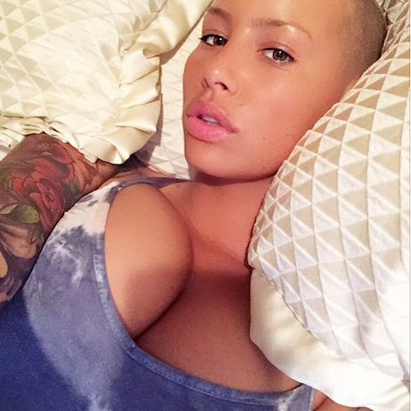 Vũ nữ thoát y thu nhỏ vòng một - 2
Ngực to tự nhiên khiến Amber Rose cảm thấy lúc nào cũng nặng trĩu