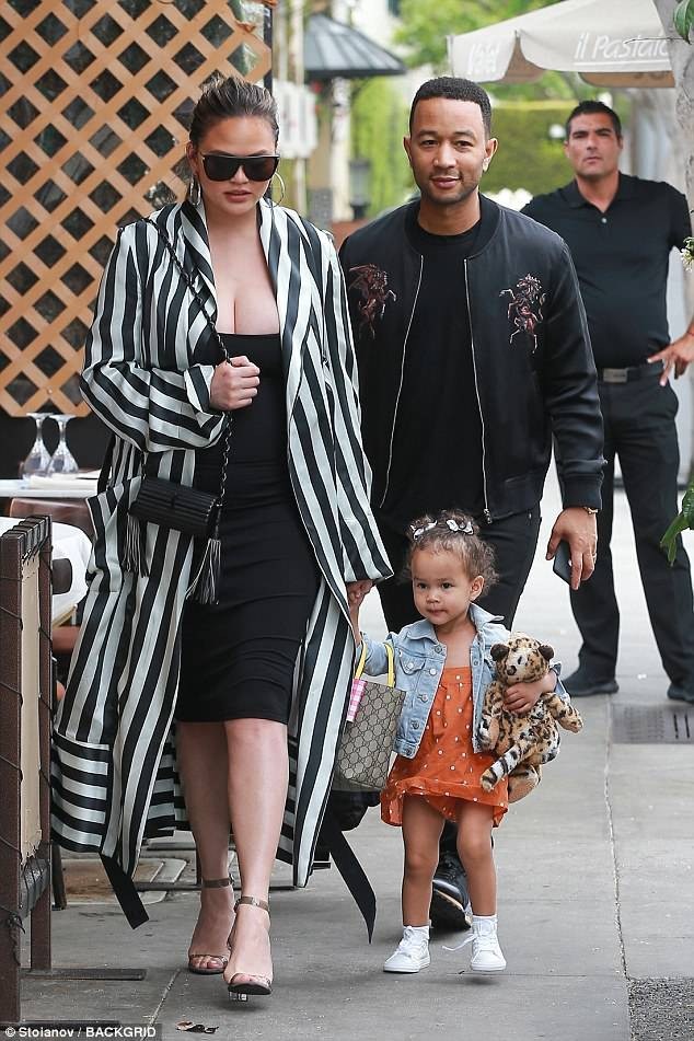 Chrissy Teigen khoe ngực đầy ra phố - Ảnh 1. Chrissy Teigen khoe ngực đầy ra phố - Ảnh 1.