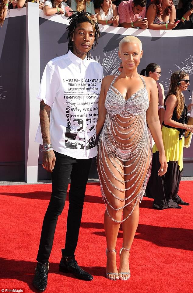 Vũ nữ thoát y thu nhỏ vòng một - 4
Vợ cũ của Wiz Khalifa cân nhắc nhiều về việc dao kéo bởi sợ rằng khi ngực nhỏ lại sẽ kém hấp dẫn