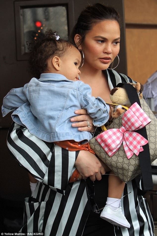 Chrissy Teigen khoe ngực đầy ra phố - Ảnh 2. Chrissy Teigen khoe ngực đầy ra phố - Ảnh 2.