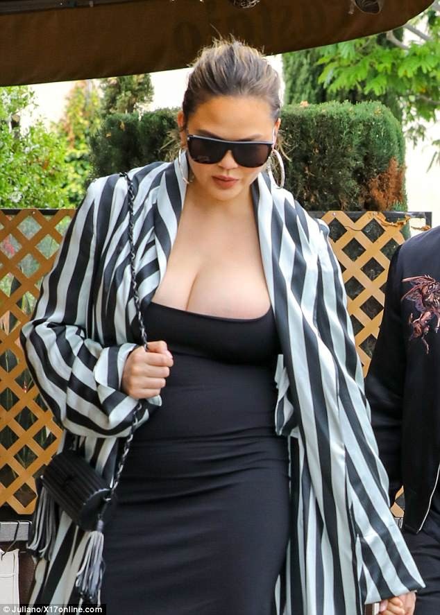 Chrissy Teigen khoe ngực đầy ra phố - Ảnh 3. Chrissy Teigen khoe ngực đầy ra phố - Ảnh 3.