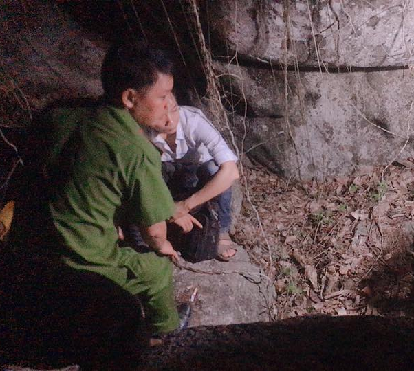 Lực lượng chức năng khám nghiệm hiện trường tại hang đá nơi phát hiện 2 bộ hài cốt.