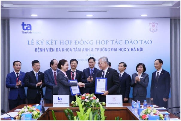 Sinh viên y, bác sĩ nội trú được đào tạo thực hành tại bệnh viện tư nhân - 1 Bà Ngô Thị Ngọc Hoa, Tổng Giám đốc BV Đa khoa Tâm Anh và PGS.TS Nguyễn Đức Hinh, Hiệu trưởng Đại học Y Hà Nội kí kết hợp tác giữa hai đơn vị.
