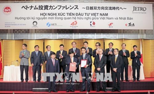 Chủ tịch nước Trần Đại Quang tham dự Hội nghị Xúc tiến đầu tư Việt Nam tại Nhật Bản - 2
Chủ tịch nước Trần Đại Quang chứng kiến việc trao đổi Bản ghi nhớ cung cấp tài chính tàu bay giữa Hãng hàng không VietjetAir và một số công ty tài chính của Nhật Bản. Ảnh: Nhan Sáng - TTXVN