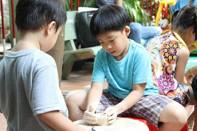 Những địa điểm vui chơi hấp dẫn cho trẻ em Hà Nội ngày 1.6 - 5 Các em sẽ có cơ hội trải nghiệm nhiều điều thú vị tại làng gốm Bát Tràng trong ngày 1.6. Ảnh: I.T