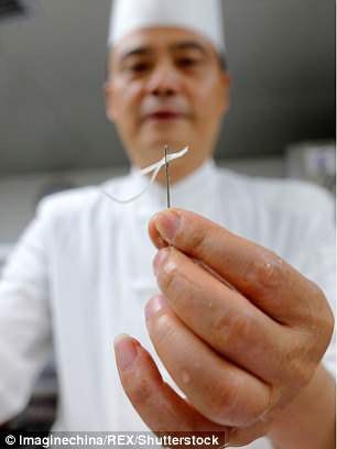 Siêu bếp trưởng dùng bóng bay làm thớt để cắt khoai tây thành sợi mỏng - 2 Sợi khoai mảnh đến nỗi có thể xâu kim