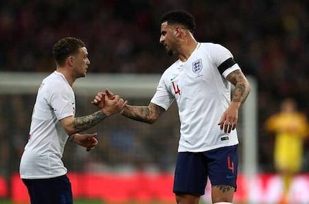 Ấn tượng với loạt hình xăm “hổ báo” của dàn cầu thủ đội tuyển Anh - 5 Kieran Trippier và Kyle Walker đều là hai ngôi sao nghiện xăm hình của đội tuyển Anh. Đặc biệt, trên cánh tay phải của Kyle Walker có xăm một dòng thông điệp hết sức ý nghĩa là “vượt qua khó khăn để vươn tới những vì sao”.