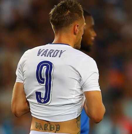 Ấn tượng với loạt hình xăm “hổ báo” của dàn cầu thủ đội tuyển Anh - 7 Jamie Vardy thì lựa chọn xăm họ “Vardy” của mình theo kiểu cách điệu ở phần đáy lưng.