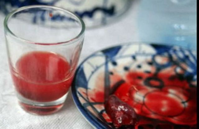 Tim rắn là món ăn lạ tại Việt Nam đã được rất nhiều chương trình truyền hình, phóng sự hay các blog đề cập đến. Tuy nhiên, đây cũng là món được xếp vào dạng những món ăn “kinh dị” bậc nhất thế giới. Theo đó, quả tim vừa lấy ra từ con rắn, vẫn còn đập và nóng hôi hổi được đặt giữa một chiếc đĩa nhỏ đựng tiết, sau đó, nó được thả vào chiếc cốc chứa rượu. Người thưởng thức sẽ uống liền một hơi cả rượu và tim rắn. Nhưng có những người lại có sở thích thưởng thức món tim rắn kỳ lạ và độc: nuốt trọn quả tim ngay khi nó vẫn còn đang đập mà không cần nhúng vào cốc rượu.