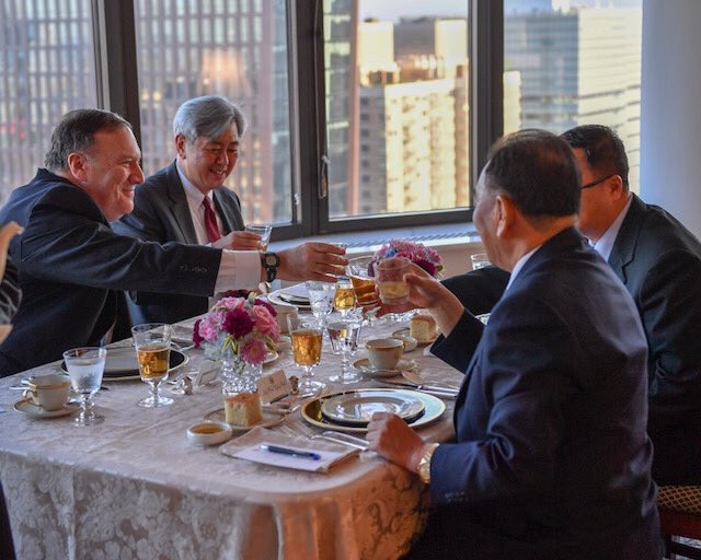 Bữa tối đặc biệt của "trùm" tình báo Triều Tiên tại New York - 5
Ngoại trưởng Mỹ Pompeo và Phó Chủ tịch Ủy ban trung ương Đảng Lao động Triều Tiên Kim Yong-chol trong bữa tối. (Ảnh: Twitter)