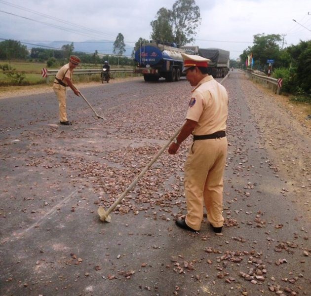 CSGT dọn đá rơi vãi trên đường, đảm bảo an toàn giao thông - 2 Người dân cho rằng, hành động của chiến sĩ CSGT Bình Định cần được tuyên dương.