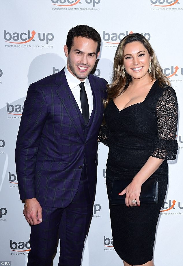 Kelly Brook khoe vòng một ngoại cỡ - 5
Kelly Brook được bạn trai lâu năm Jeremy Parisi hộ tống dự sự kiện