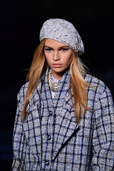 Gigi Hadid và em gái nổi bật trong show diễn của Chanel - 8
Stella Maxwell là thiên thần của hãng Victorias Secret