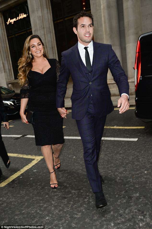 Kelly Brook khoe vòng một ngoại cỡ - 7
Siêu mẫu xinh đẹp nói thêm, bất cứ khi nào Jeremy Parisi ngỏ lời cầu hôn, cô chắc chắn sẽ nhận lời.