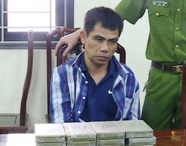 Đối tượng thủ sẵn súng đã lên nòng, vận chuyển trái phép 12 bánh heroin - 1 Đối tượng Lê Đăng Thanh cùng tang vật vụ án. (Ảnh: NTV)