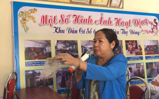 Dân bức xúc vì nhà máy dệt gây ô nhiễm môi trường - 2 Bà Nguyễn Thị Kim Loan mang theo một bao (bì) bụi đến làm vật chứng nhà máy dệt Hòa Thọ gây ô nhiễm môi trường