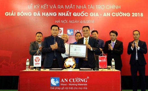Bầu Tú có thêm tài trợ tiền tỷ cho giải hạng Nhất - 1 Bầu Tú có thêm tài trợ tiền tỷ cho giải hạng Nhất - 1