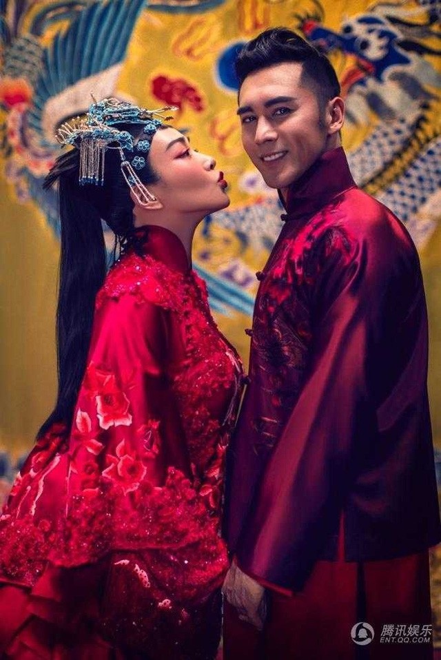 Chung Lệ Đề hạnh phúc "khóa môi" chồng kém 12 tuổi tại sân bay - 7
Trên trang cá nhân, Chung Lệ Đề thường xuyên khoe ảnh hai vợ chồng cô trong những kỳ nghỉ. Trong mắt nữ diễn viên 48 tuổi, chồng trẻ là người sống tình cảm và chín chắn.