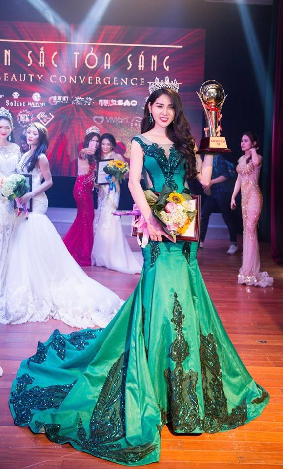 Cô hầu đồng xinh đẹp là Á khôi thời trang 2017 - 9 Hà Vy từng đoạt giải Á khôi thời trang