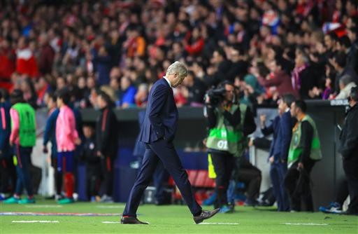 Nỗi thất vọng tột cùng của HLV Wenger ở trận đấu cuối tại cúp châu Âu - 4 Hết đi ra rồi đi vào nhưng ông vẫn không tìm được giải pháp khuất phục Atletico Madrid