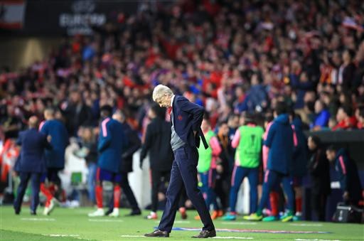 Nỗi thất vọng tột cùng của HLV Wenger ở trận đấu cuối tại cúp châu Âu - 3 Ông chẳng thể tìm được niềm vui khi các học trò bế tắc