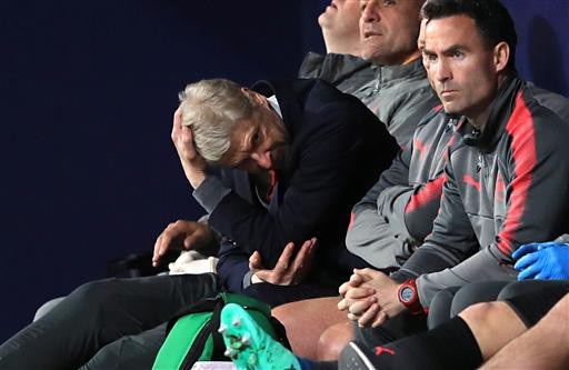 Nỗi thất vọng tột cùng của HLV Wenger ở trận đấu cuối tại cúp châu Âu - 9 Ông vò đầu bứt tay ngoài trên băng ghế huấn luyện