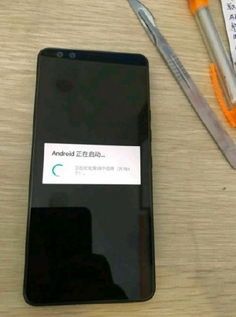 Lộ ảnh thực tế smartphone “bom tấn” với 4 camera sắp ra mắt của HTC - 2 Sản phẩm sở hữu thiết kế không viền hợp xu thế