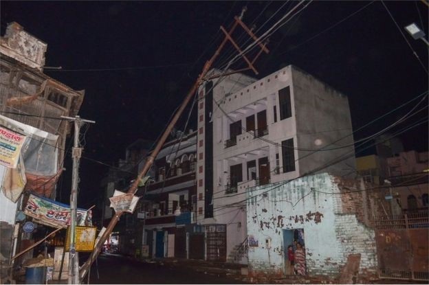 Bão bụi giết chết hàng chục người ở Ấn Độ - 2
Cơn bão làm bật gốc hàng trăm cột điện - Ảnh từ AFP.