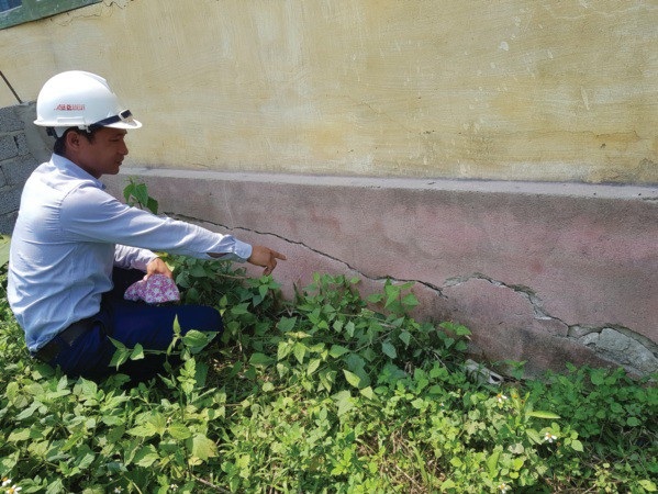 Nhường đất cho dự án, hơn chục năm dân chưa thể an cư - 2 Những vết nứt dài tại công trình trường học.