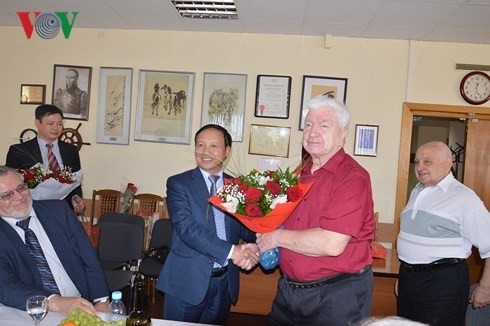 Đại sứ Việt Nam Ngô Đức Mạnh chúc mừng ông Evgeny Kobelev.