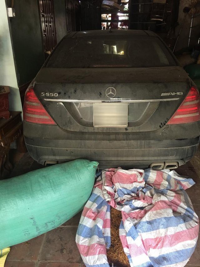 Đại gia bỏ quên siêu xe triệu USD vỉa hè, bãi hoang - 14
Chiếc Mercedes-Benz S550 AMG bị bỏ xó như đồ phế liệu.