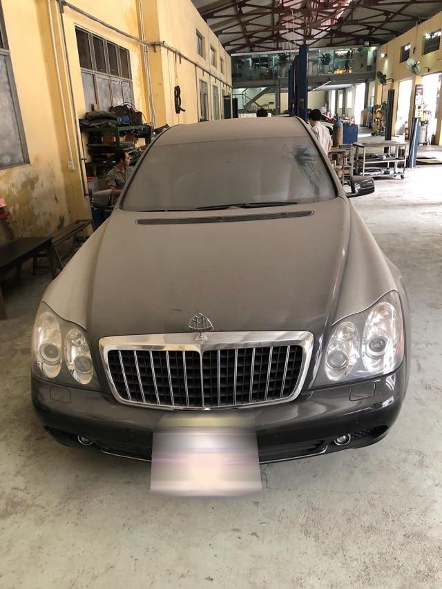 Đại gia bỏ quên siêu xe triệu USD vỉa hè, bãi hoang - 3
Theo một số nguồn tin, đó là chiếc Maybach 62 và được cho là nằm trong lô xe nhập lậu từng bị cơ quan chức năng tịch thu vào tháng 5/2013.