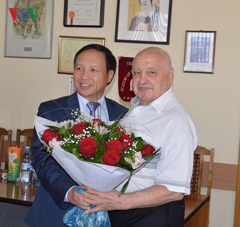 Đại sứ Việt Nam Ngô Đức Mạnh tặng hoa chúc mừng ông Grigory Lokshin.