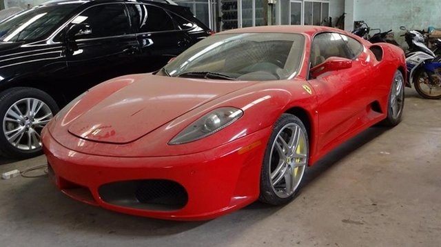 Đại gia bỏ quên siêu xe triệu USD vỉa hè, bãi hoang - 8
Ferrari F430 nằm tại 1 garage với ngoại thất đầy bụi.