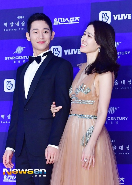 "Chị đẹp" Son Ye Jin quyến rũ bên "phi công trẻ" Jung Hae In - 5
Hơn đồng nghiệp gần 20 tuổi nhưng Son Ye Jin thực sự rất trẻ đẹp.