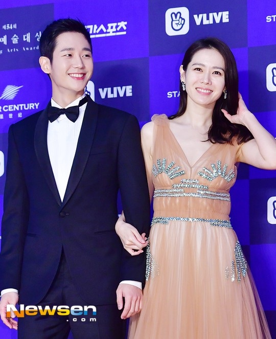 "Chị đẹp" Son Ye Jin quyến rũ bên "phi công trẻ" Jung Hae In - 1
Son Ye Jin và Jung Hae In sánh đôi trên thảm đỏ lễ trao giải Baeksang, chiều tối 3/5.